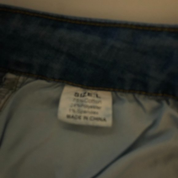 Like New Jeans w/Frayed Pockets Legs - Picture 8 of 8